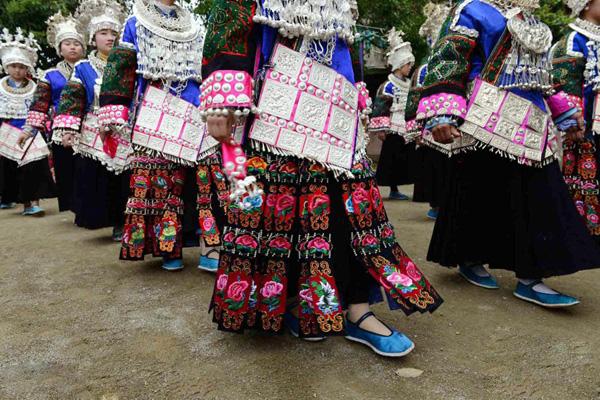 苗族服饰“穿在身上的历史”-服装服饰文化-服装设计网