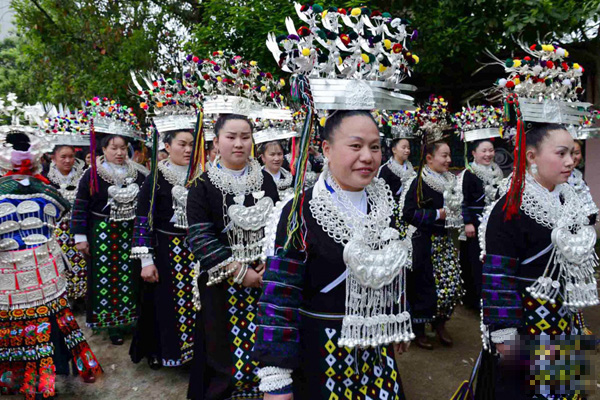 苗族服饰“穿在身上的历史”-服装服饰文化-服装设计网