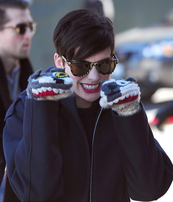 看明星带什么手套 御寒造型两不误-服装配饰\/单