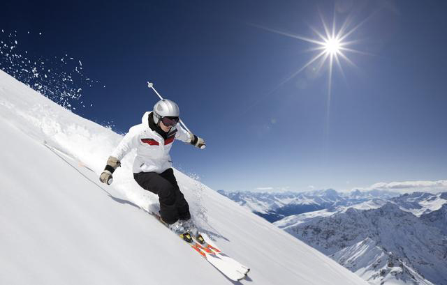 赶上今年初雪 穿件时髦滑雪服去征服大自然-服