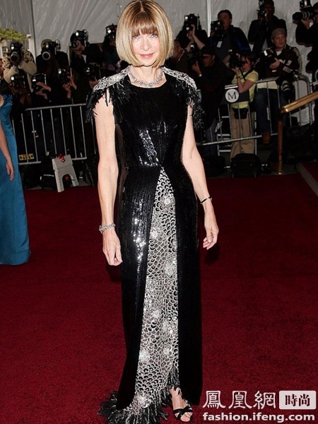 一手掌控Met Gala的安娜温图尔历年都穿什么?