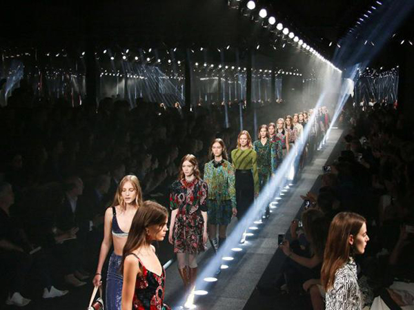 疯狂猜图lv_疯狂猜图黄底有很多C品牌答案是什么(2)