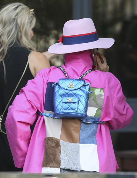 大幂幂变少女幂 秘密在这款双肩包上!-服装配饰