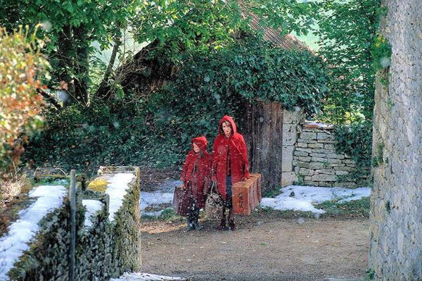 魔物!像需要爱情一样需要一件斗篷-服装潮流搭