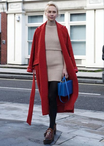 小七妹穿红大衣 又是希腊王妃牌-服装潮流搭配