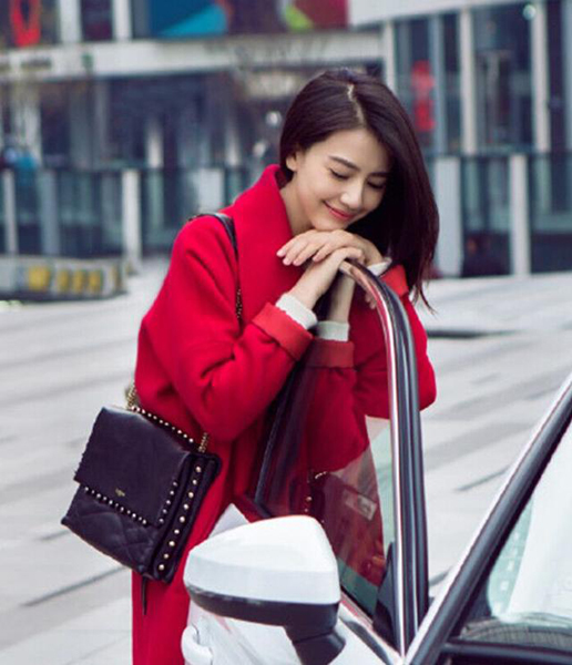 小七妹穿红大衣 又是希腊王妃牌-服装潮流搭配