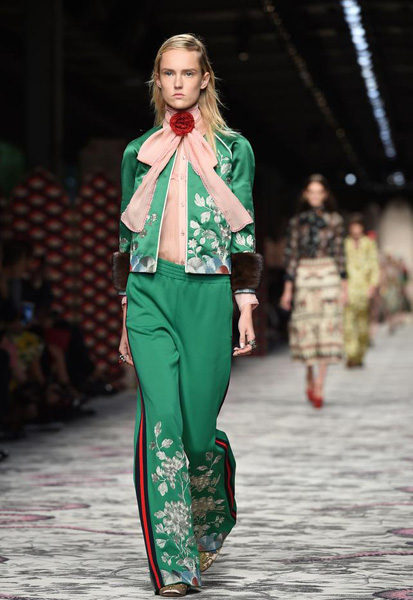 冬日就要红配绿 穿起最潮“圣诞装”-服装潮流搭配-服装设计网