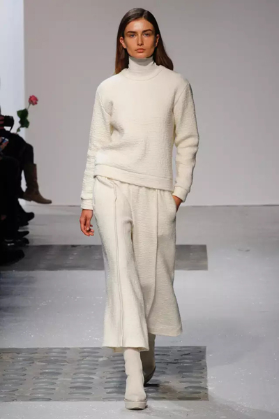 还在穿大衣配阔腿裤得瑟,这些裙裤帅气又迷人