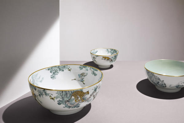 新年推出动物主题餐具系列_动物世界 法国经典奢侈品牌 Herms(爱马仕)于近期公布了今年的异域风情餐具系列Carnets dEquateur。 自 1837年创立以来,曾是马具和马鞍生产商的 Herms 就与大自然密不可分。该系列产品与爱马仕今年的Nature at Full Gallop 大自然主题一脉相承。Carnets dEquateur 产品线共计 35款瓷器,乍看去,酷似中国明清的瓷器风格,但其实,这些瓷器的图案出自已故法国野生动物艺术家 Robert Dallet 之手。这位艺术家与 Herms 有着多年的合作,