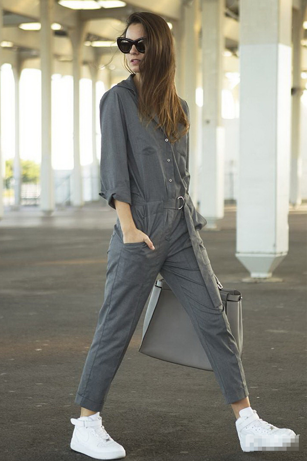 伟德bv1946官网-宋妍霏扎双麻花辫美到认不出！西装大衣搭抹胸裙有混血味感