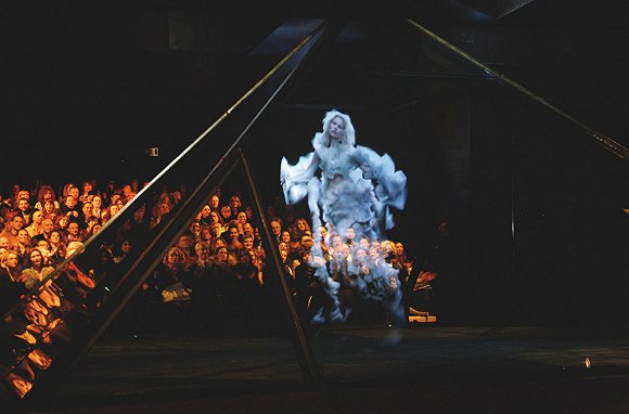 时装屋在秀场上花的功夫可不少于衣服-服装T台