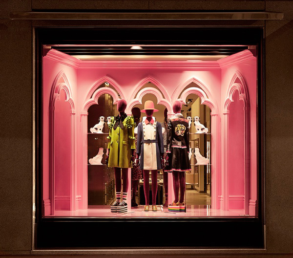 gucci 全新展示橱窗,灵感源自早春时装秀