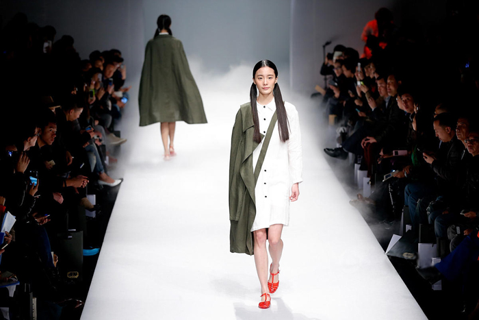 中国国际时装周上演60年代怀旧风-服装时装周