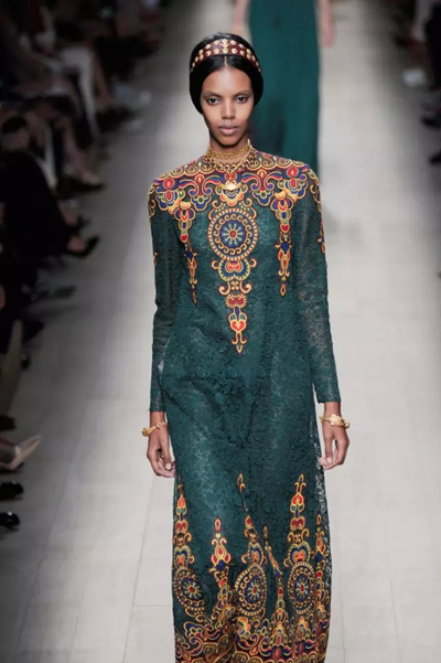 清新熟女风 -- 传统刺绣走上时尚T台-服装设计管