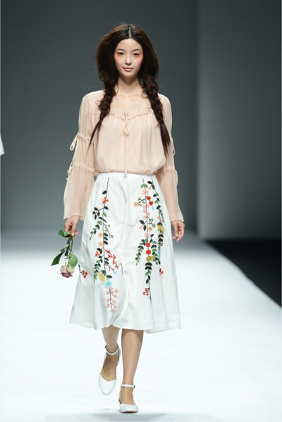 2016春夏茵曼秀场 奶奶孙女全家老小当超模-服