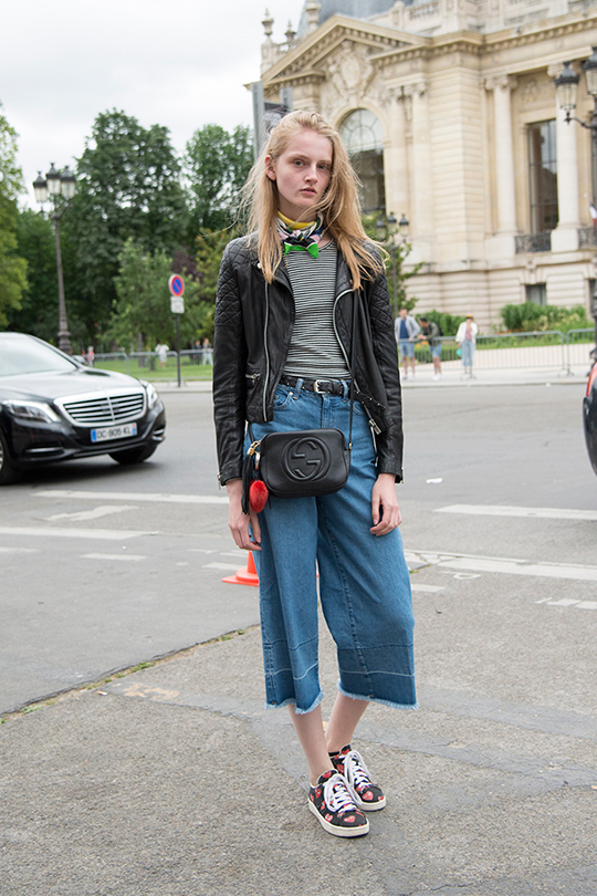 21 个丝巾(棉质领巾)穿搭的街拍造型-服装潮流