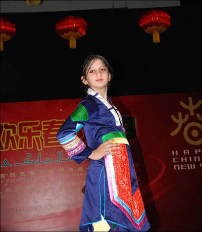 巴基斯坦儿童表演服装秀 庆祝中国春节