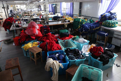 的欧霞服装厂现在已经停工,在工厂的车间内遗留着大量正在加工的衣物