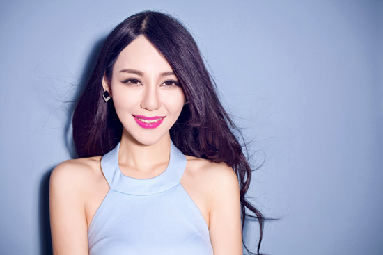老总强睡美女_老总在水里下药迷美女(3)