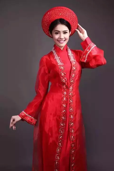 女性喜好黄绢色,中越女性偏爱紫檀色,而南越女性则选择白色或刺绣花样