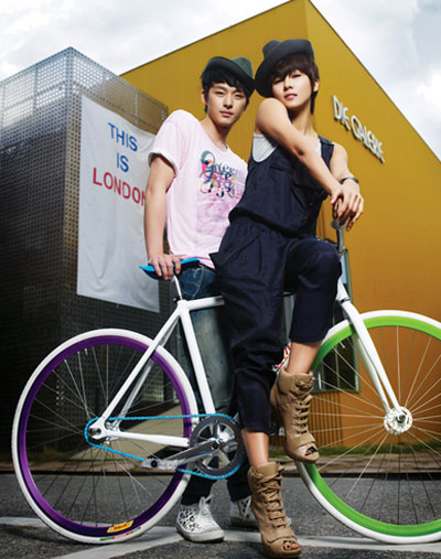 朴寒星拍环保广告河智苑全泰秀情侣装抢镜